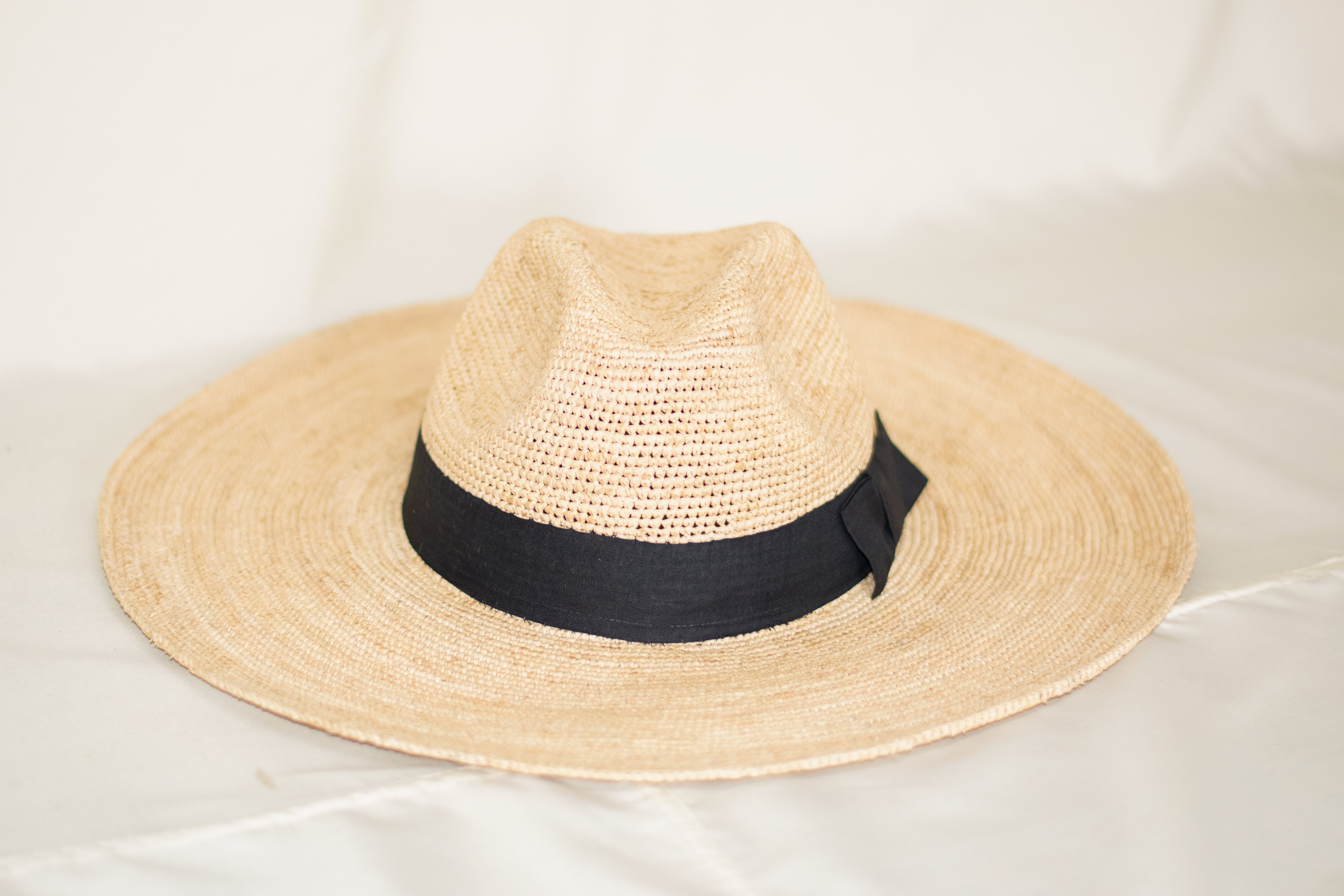 Chapeau raphia bord large | Ruban noir avec noeud