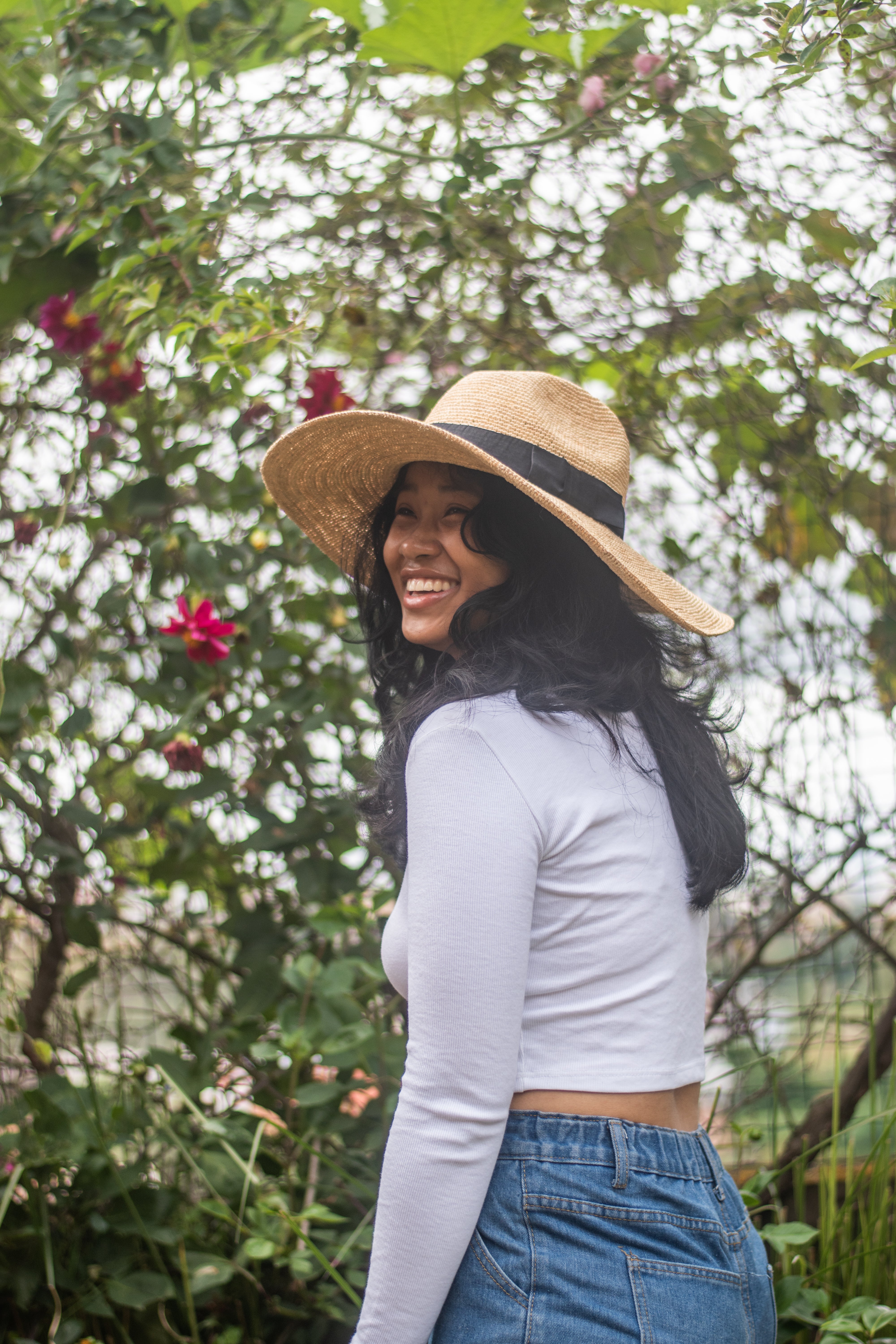 Chapeau raphia bord large | Ruban noir avec noeud